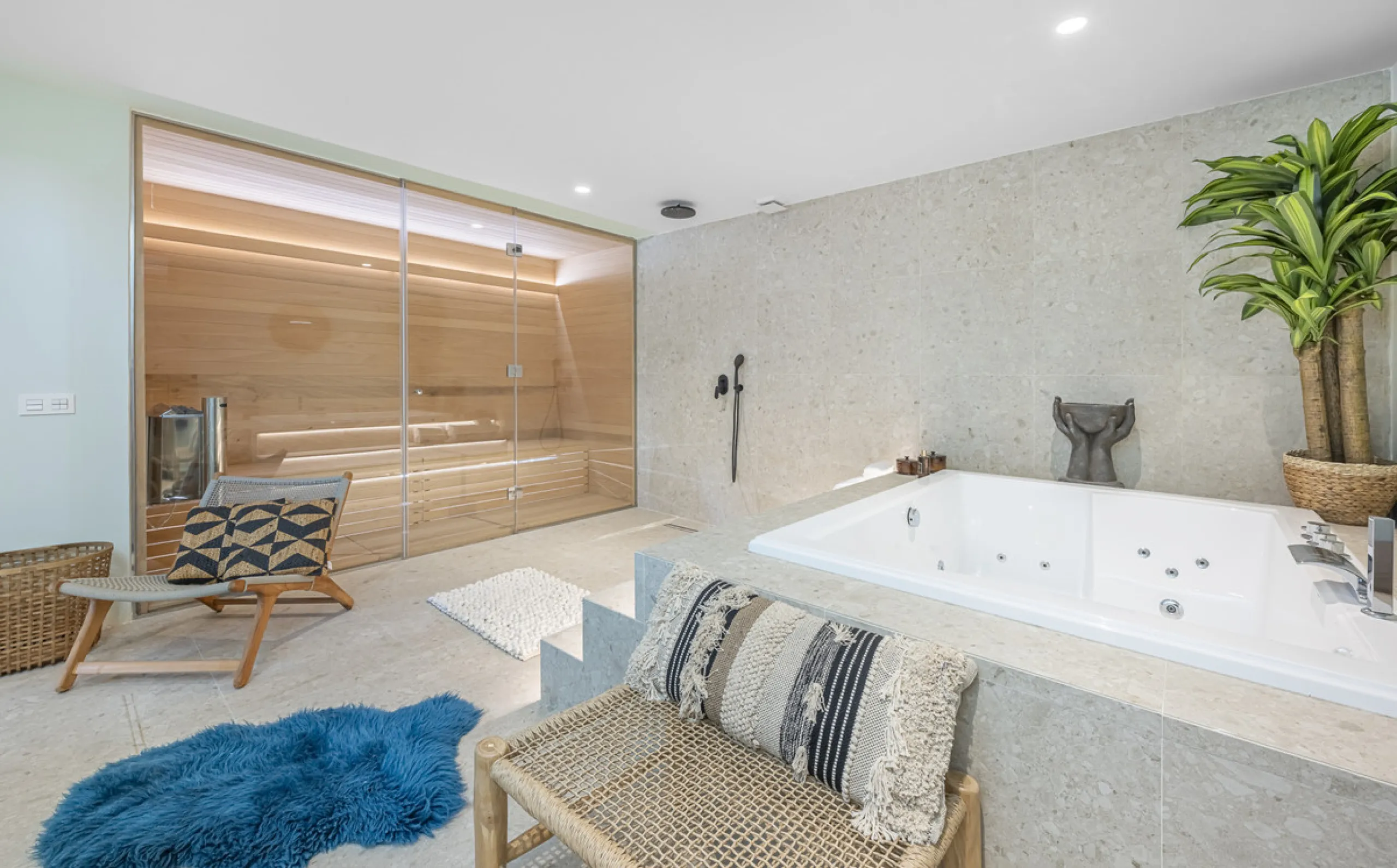 Situated in the sought-after urbanisation of Arco Iris in Altos de Puente Romano, this exceptional townhouse offers a rare opportunity to own one of the most spacious homes within the community. Set in the heart of Marbella's Golden Mile, just a short wal