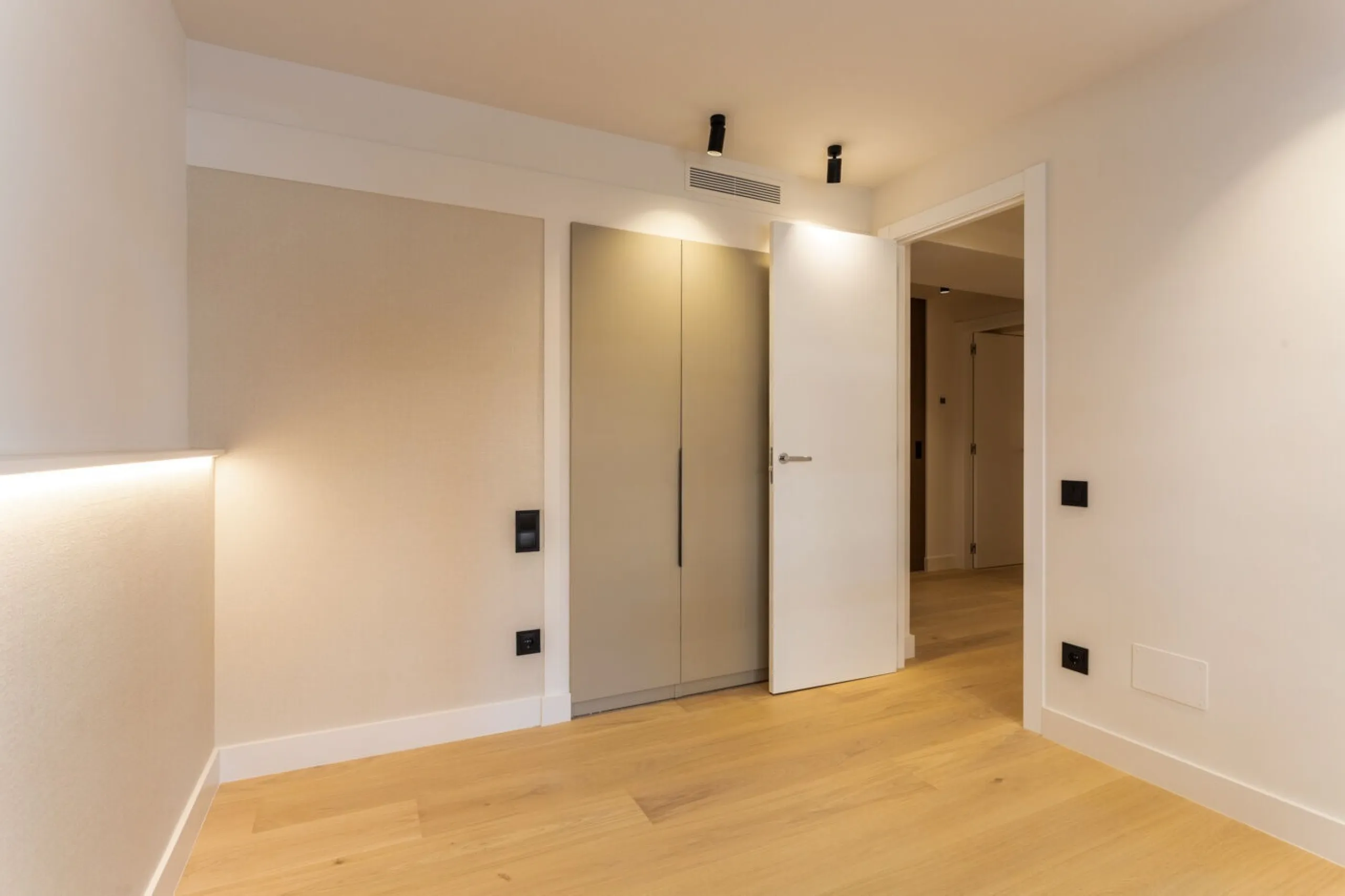 Elegant New Home in Turó Park with Terrace and Parking, Barcelona