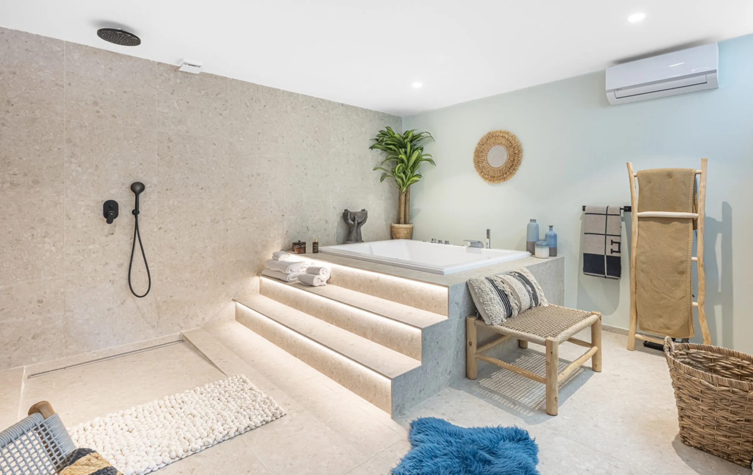 Situated in the sought-after urbanisation of Arco Iris in Altos de Puente Romano, this exceptional townhouse offers a rare opportunity to own one of the most spacious homes within the community. Set in the heart of Marbella's Golden Mile, just a short wal