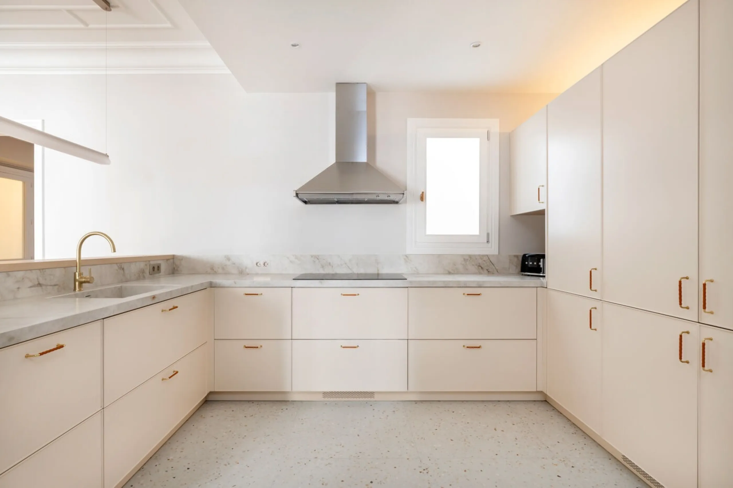 Modernist Gem in Sant Gervasi: Refurbished Apartment with Views and Three Suites, Barcelona