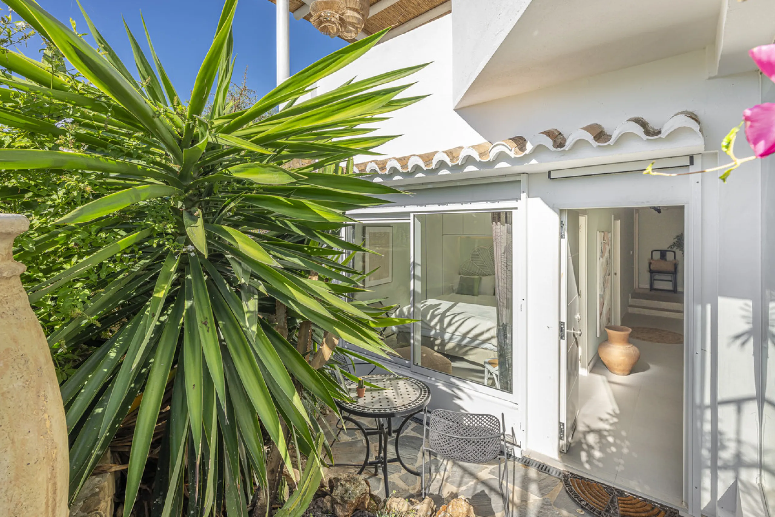 Situated in the sought-after urbanisation of Arco Iris in Altos de Puente Romano, this exceptional townhouse offers a rare opportunity to own one of the most spacious homes within the community. Set in the heart of Marbella's Golden Mile, just a short wal