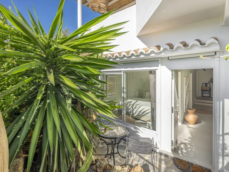 Situated in the sought-after urbanisation of Arco Iris in Altos de Puente Romano, this exceptional townhouse offers a rare opportunity to own one of the most spacious homes within the community. Set in the heart of Marbella's Golden Mile, just a short wal