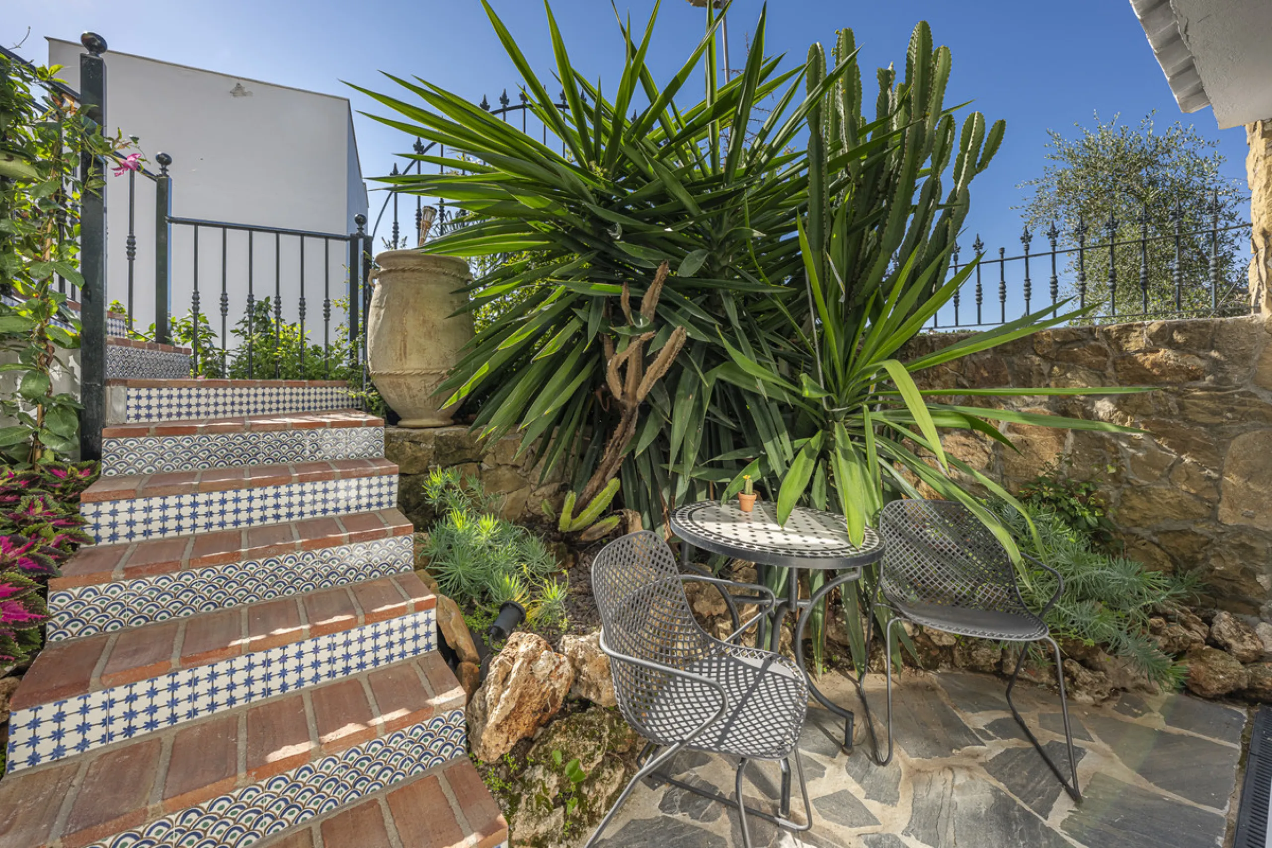 Situated in the sought-after urbanisation of Arco Iris in Altos de Puente Romano, this exceptional townhouse offers a rare opportunity to own one of the most spacious homes within the community. Set in the heart of Marbella's Golden Mile, just a short wal