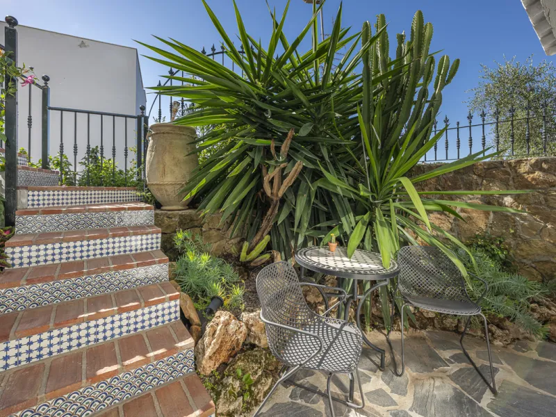 Situated in the sought-after urbanisation of Arco Iris in Altos de Puente Romano, this exceptional townhouse offers a rare opportunity to own one of the most spacious homes within the community. Set in the heart of Marbella's Golden Mile, just a short wal