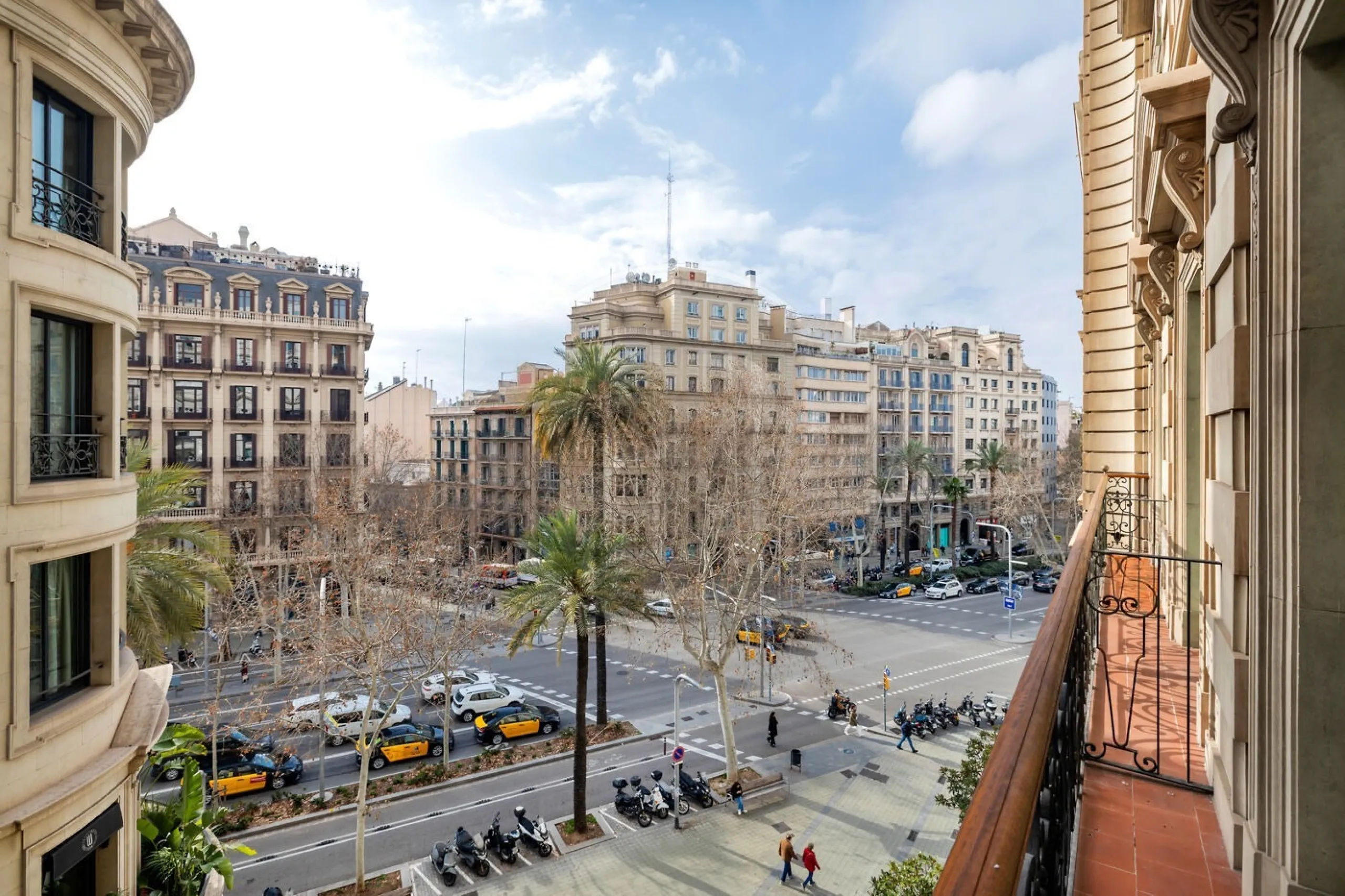 Modernist Gem in Sant Gervasi: Refurbished Apartment with Views and Three Suites, Barcelona