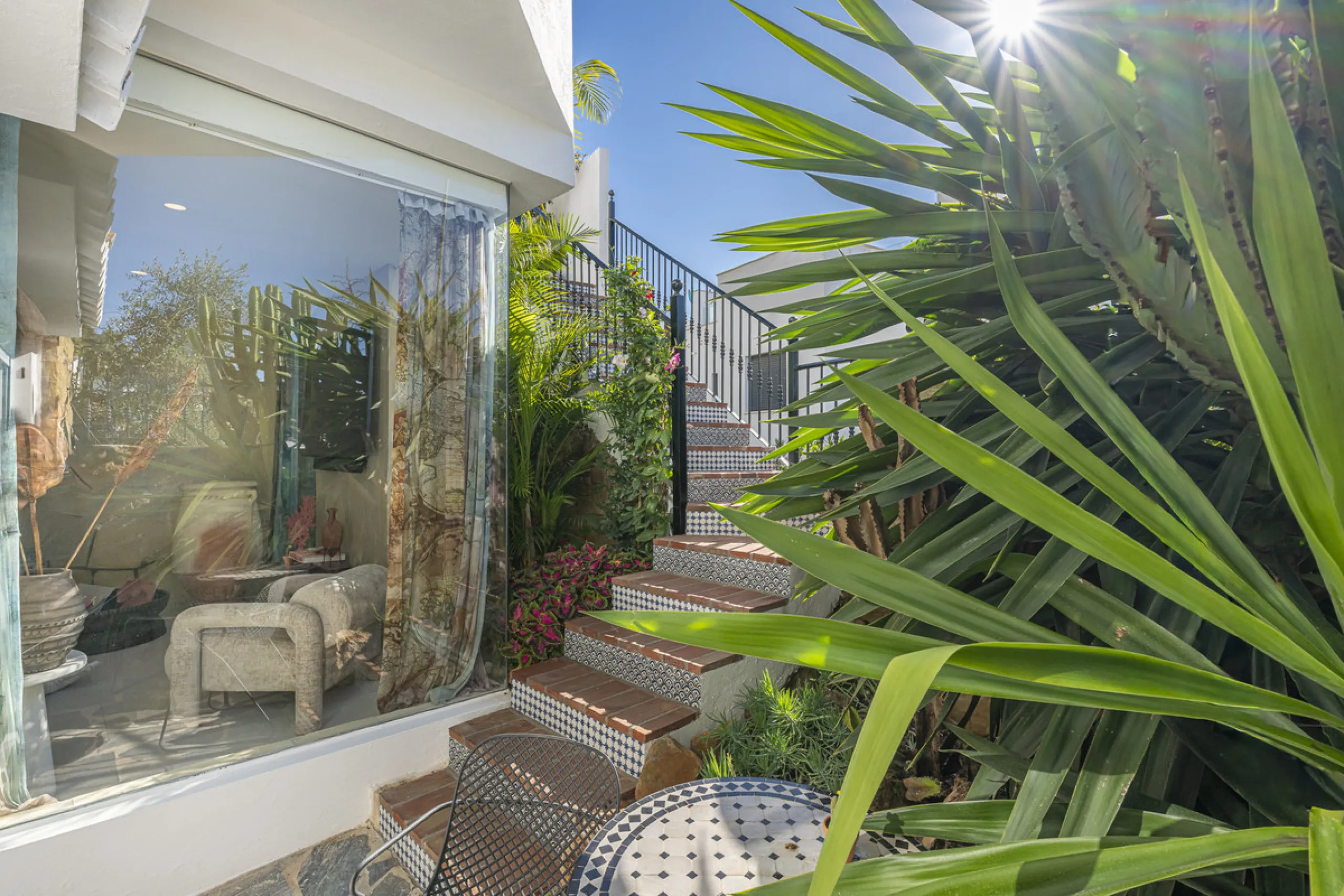 Situated in the sought-after urbanisation of Arco Iris in Altos de Puente Romano, this exceptional townhouse offers a rare opportunity to own one of the most spacious homes within the community. Set in the heart of Marbella's Golden Mile, just a short wal