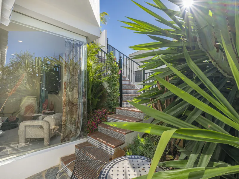 Situated in the sought-after urbanisation of Arco Iris in Altos de Puente Romano, this exceptional townhouse offers a rare opportunity to own one of the most spacious homes within the community. Set in the heart of Marbella's Golden Mile, just a short wal