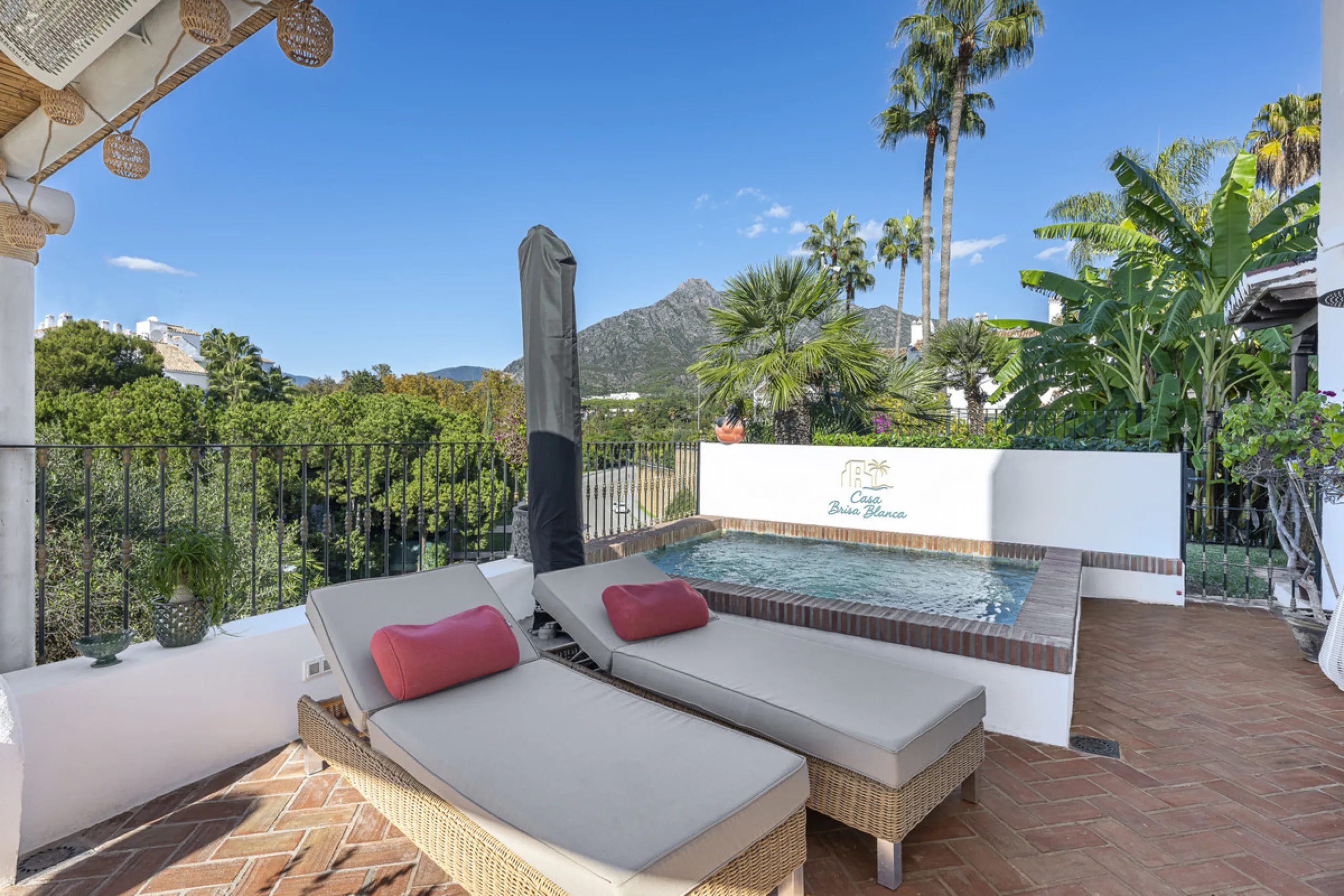Situated in the sought-after urbanisation of Arco Iris in Altos de Puente Romano, this exceptional townhouse offers a rare opportunity to own one of the most spacious homes within the community. Set in the heart of Marbella's Golden Mile, just a short wal