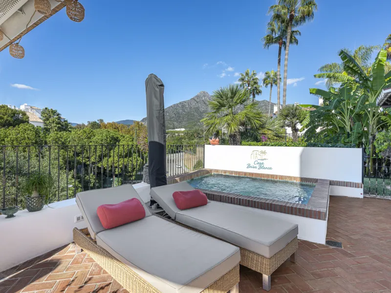 Situated in the sought-after urbanisation of Arco Iris in Altos de Puente Romano, this exceptional townhouse offers a rare opportunity to own one of the most spacious homes within the community. Set in the heart of Marbella's Golden Mile, just a short wal