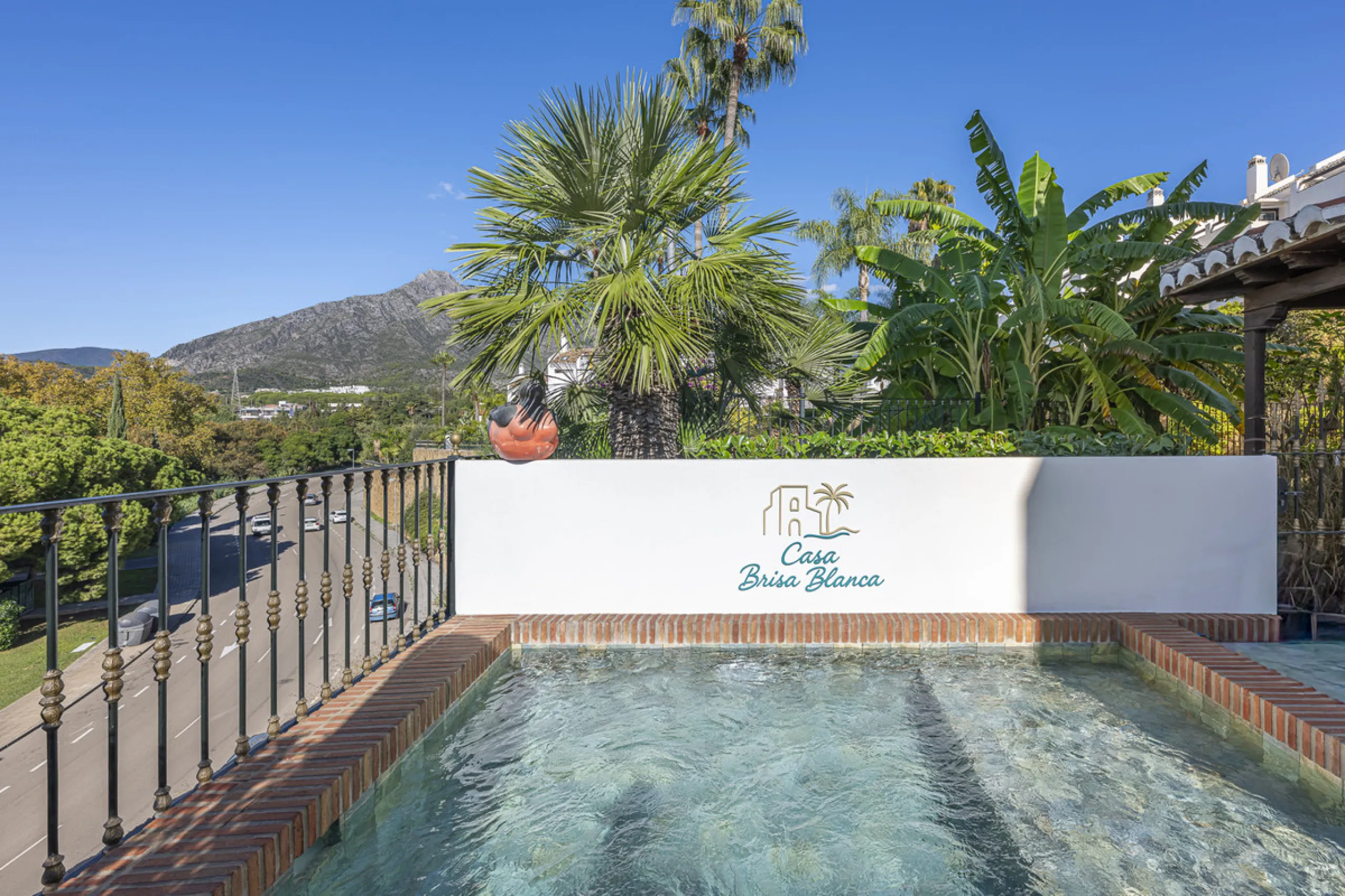 Situated in the sought-after urbanisation of Arco Iris in Altos de Puente Romano, this exceptional townhouse offers a rare opportunity to own one of the most spacious homes within the community. Set in the heart of Marbella's Golden Mile, just a short wal