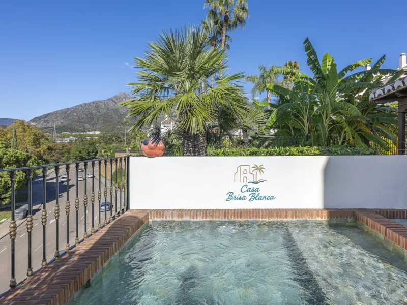 Situated in the sought-after urbanisation of Arco Iris in Altos de Puente Romano, this exceptional townhouse offers a rare opportunity to own one of the most spacious homes within the community. Set in the heart of Marbella's Golden Mile, just a short wal