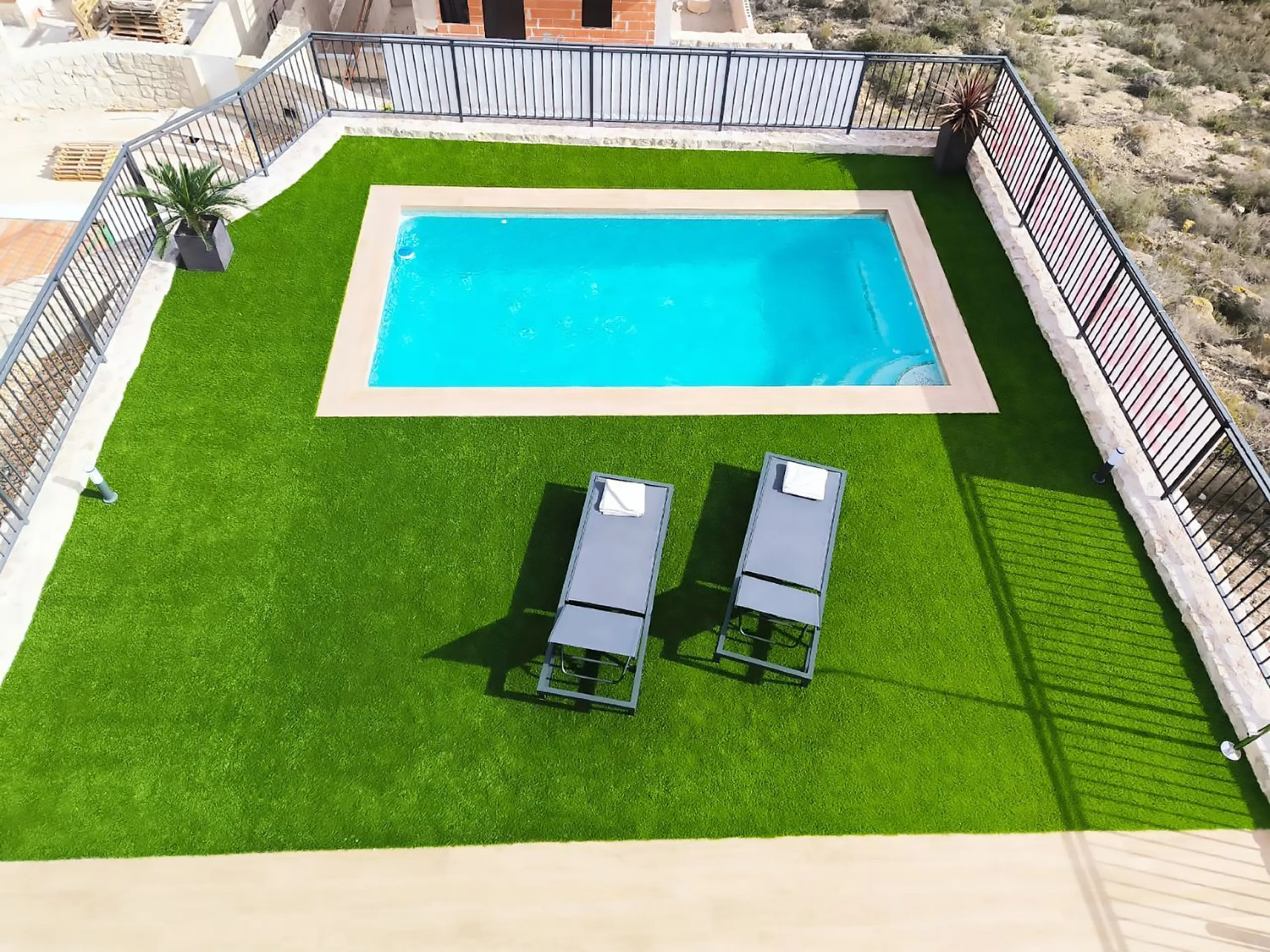 Отдельная вилла с частным бассейном и солярием на Коста-Бланке