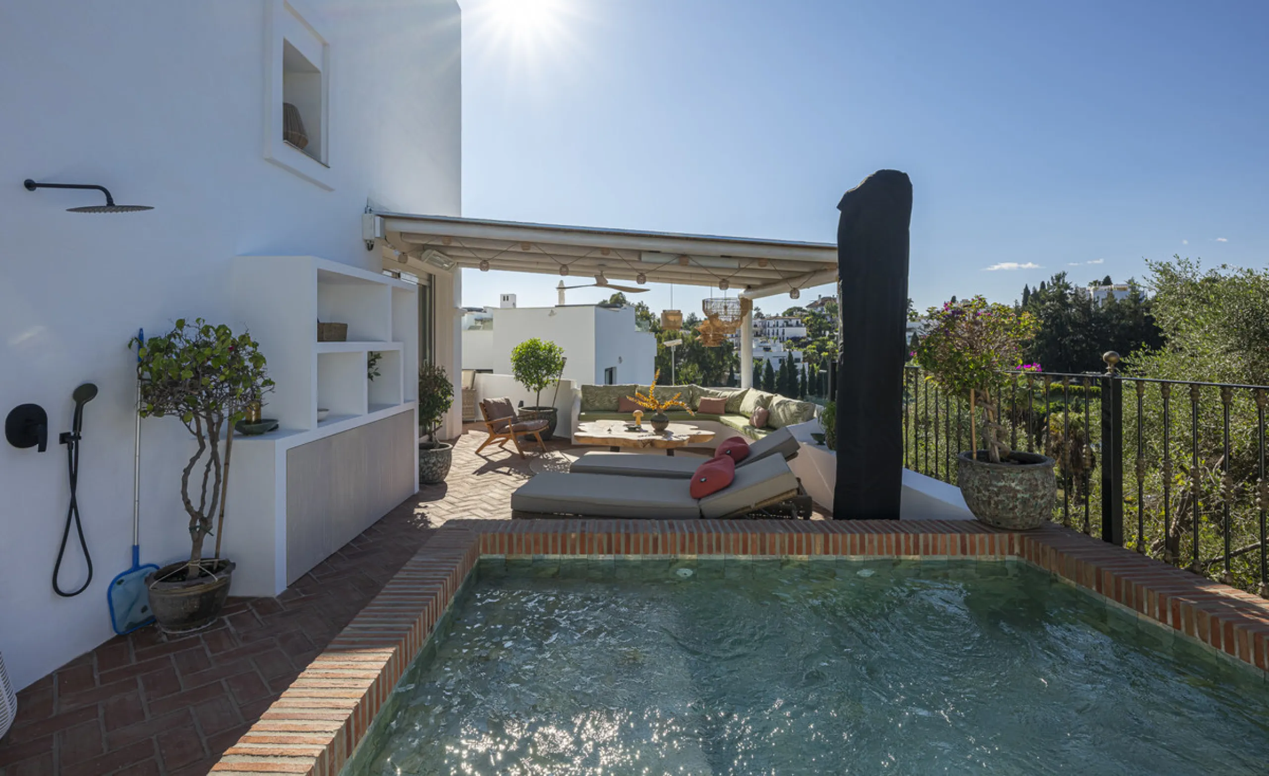 Situated in the sought-after urbanisation of Arco Iris in Altos de Puente Romano, this exceptional townhouse offers a rare opportunity to own one of the most spacious homes within the community. Set in the heart of Marbella's Golden Mile, just a short wal