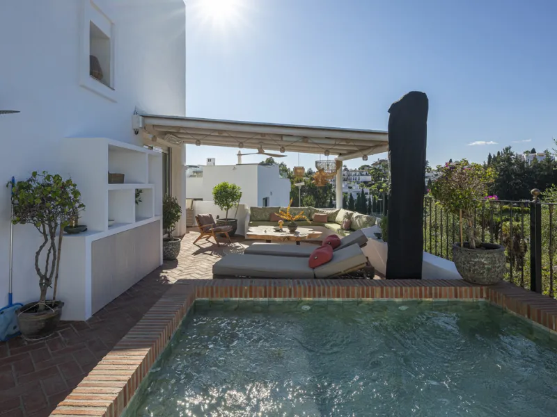 Situated in the sought-after urbanisation of Arco Iris in Altos de Puente Romano, this exceptional townhouse offers a rare opportunity to own one of the most spacious homes within the community. Set in the heart of Marbella's Golden Mile, just a short wal