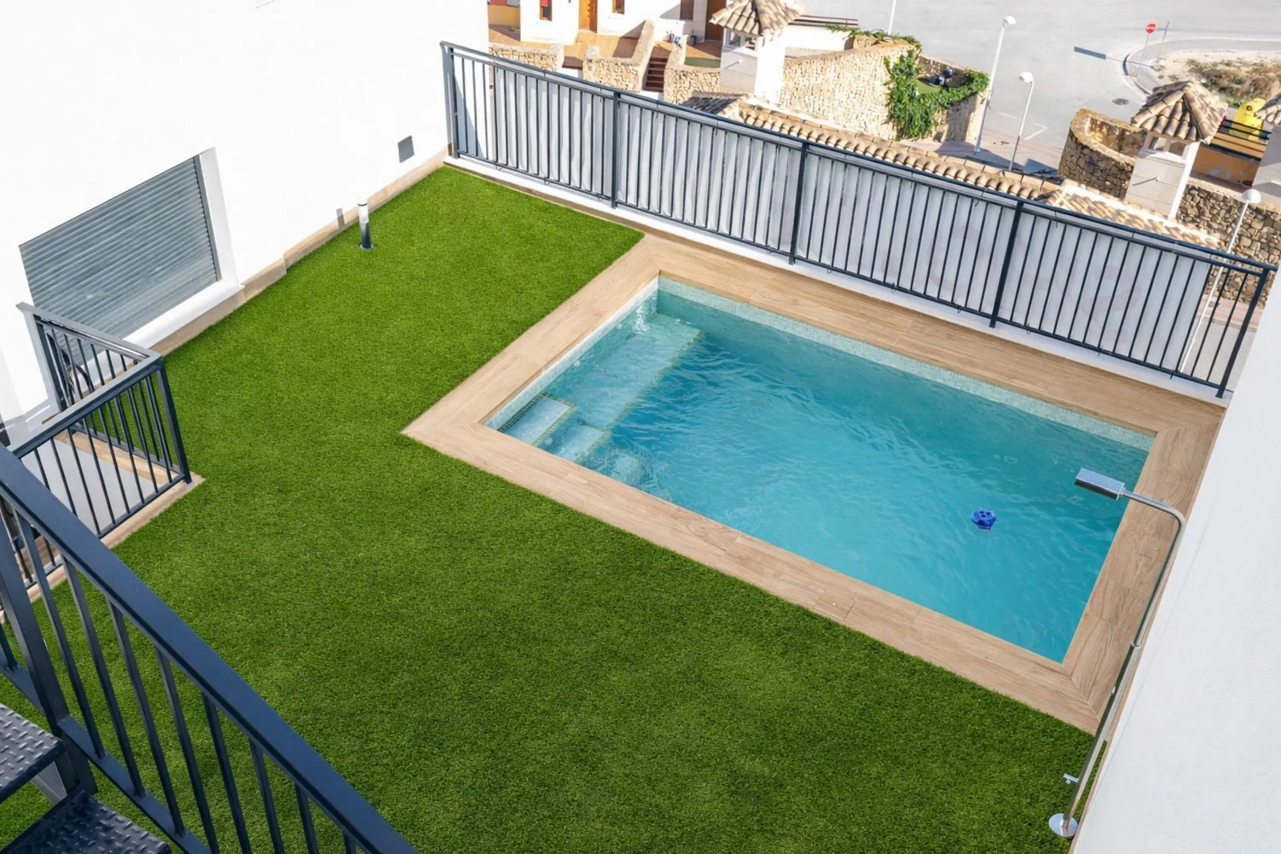 Villa independiente junto a campo de golf con piscina privada y solárium en La Finca Golf, Alicante
