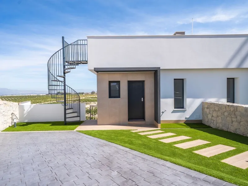 Villa independiente junto a campo de golf con piscina privada y solárium en La Finca Golf, Alicante