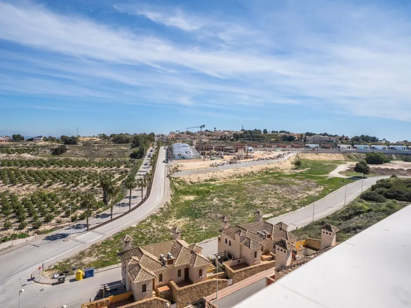 Villa independiente junto a campo de golf con piscina privada y solárium en La Finca Golf, Alicante