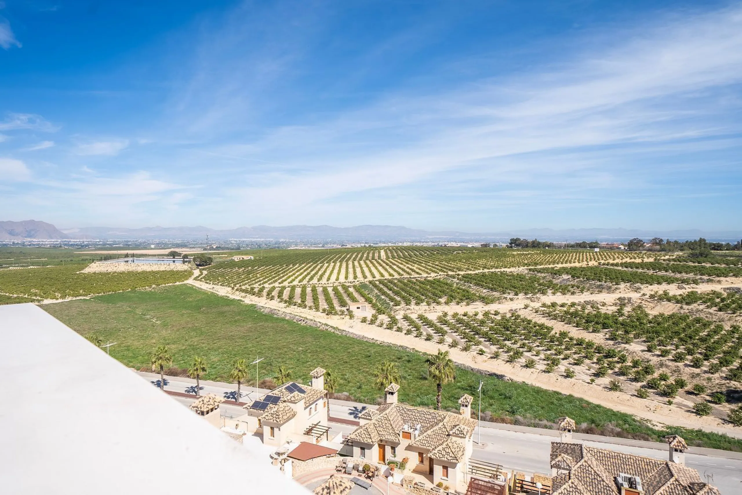 Villa independiente junto a campo de golf con piscina privada y solárium en La Finca Golf, Alicante