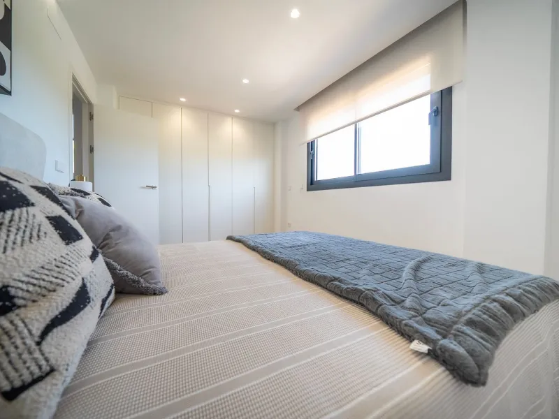 Villa independiente junto a campo de golf con piscina privada y solárium en La Finca Golf, Alicante