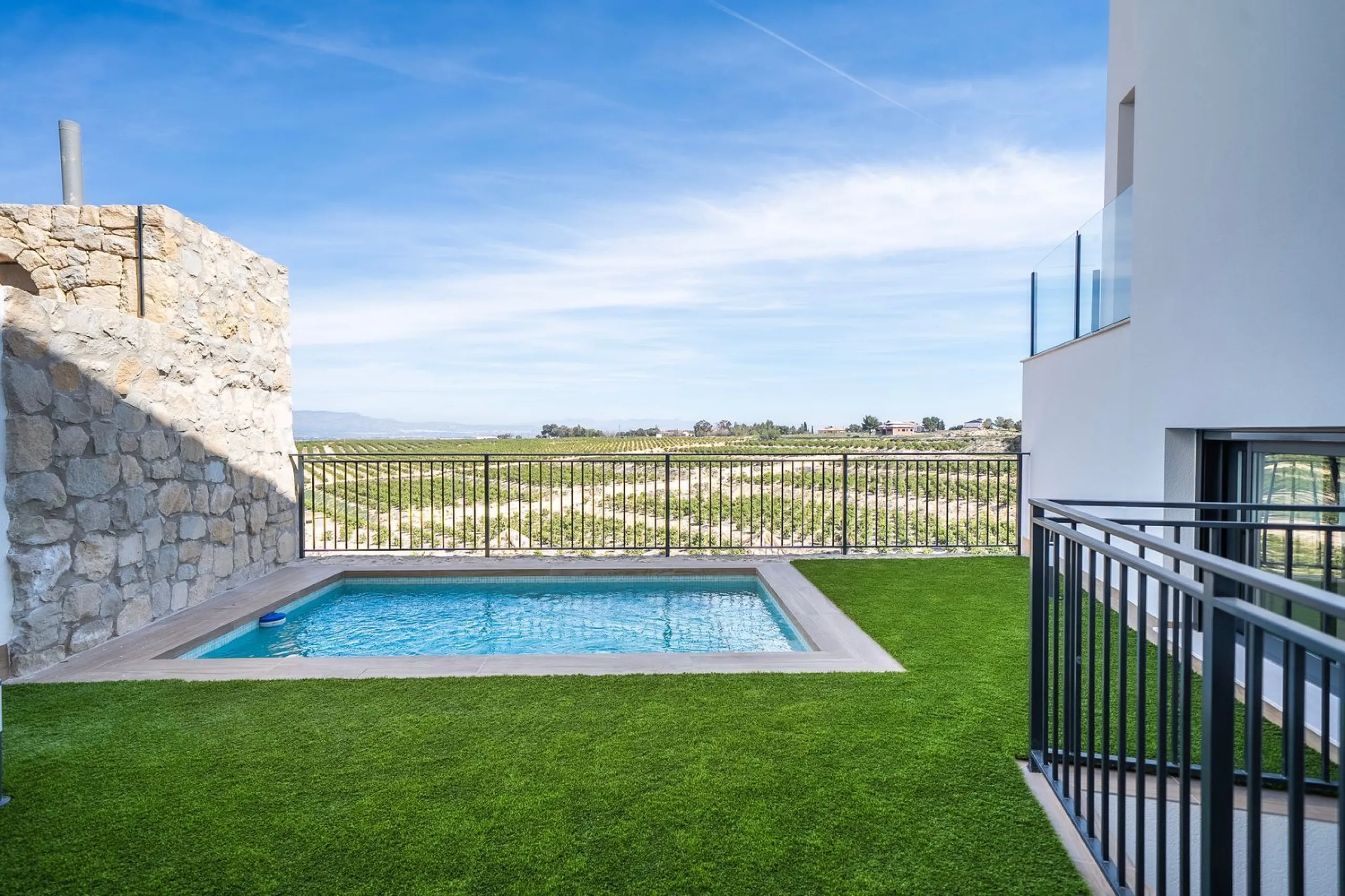 Villa independiente junto a campo de golf con piscina privada y solárium en La Finca Golf, Alicante