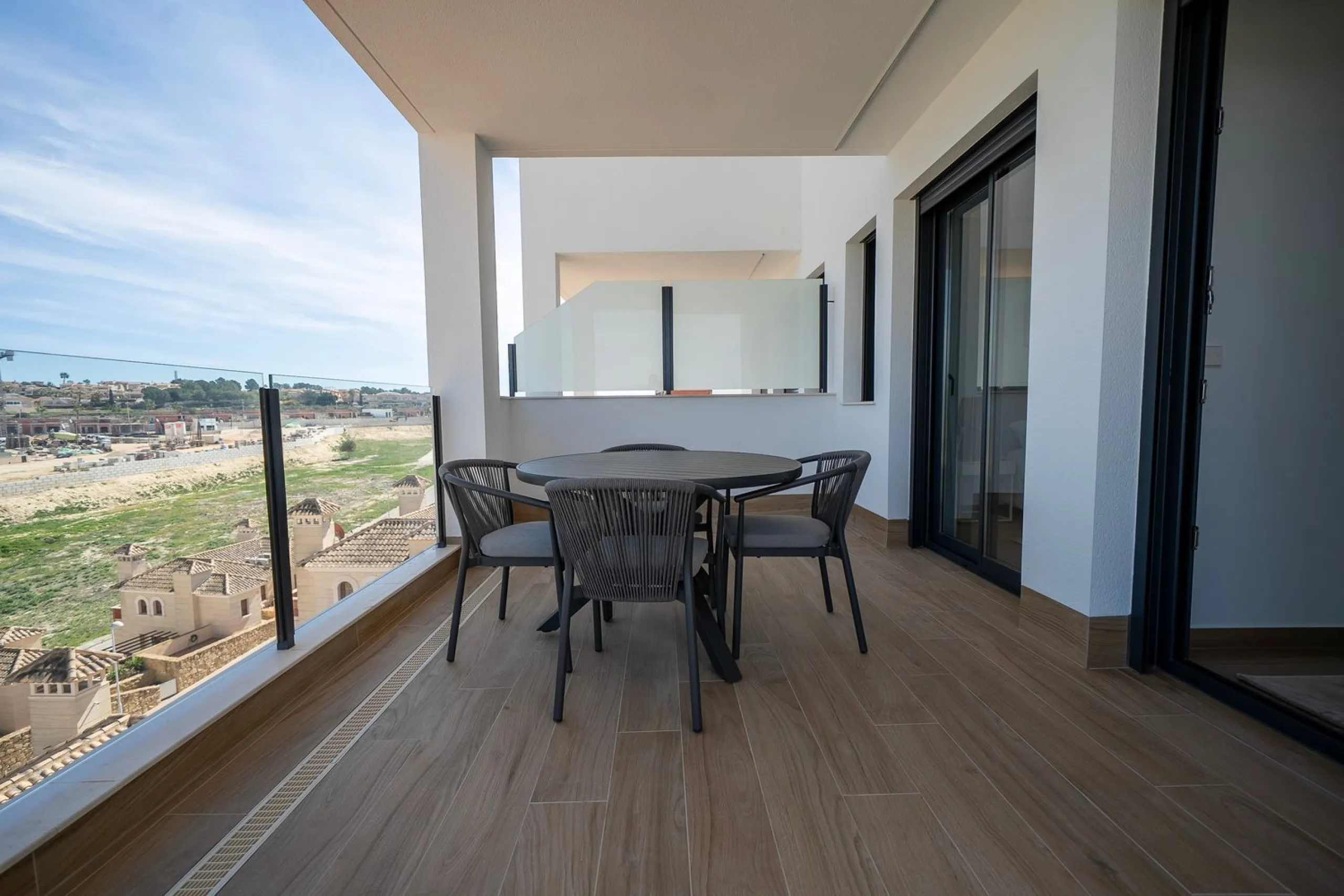 Villa independiente junto a campo de golf con piscina privada y solárium en La Finca Golf, Alicante