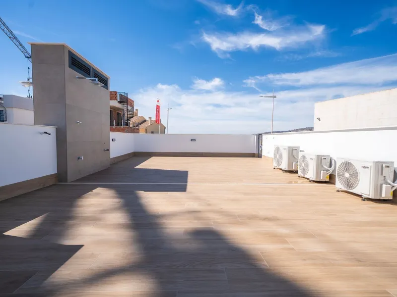 Villa independiente junto a campo de golf con piscina privada y solárium en La Finca Golf, Alicante