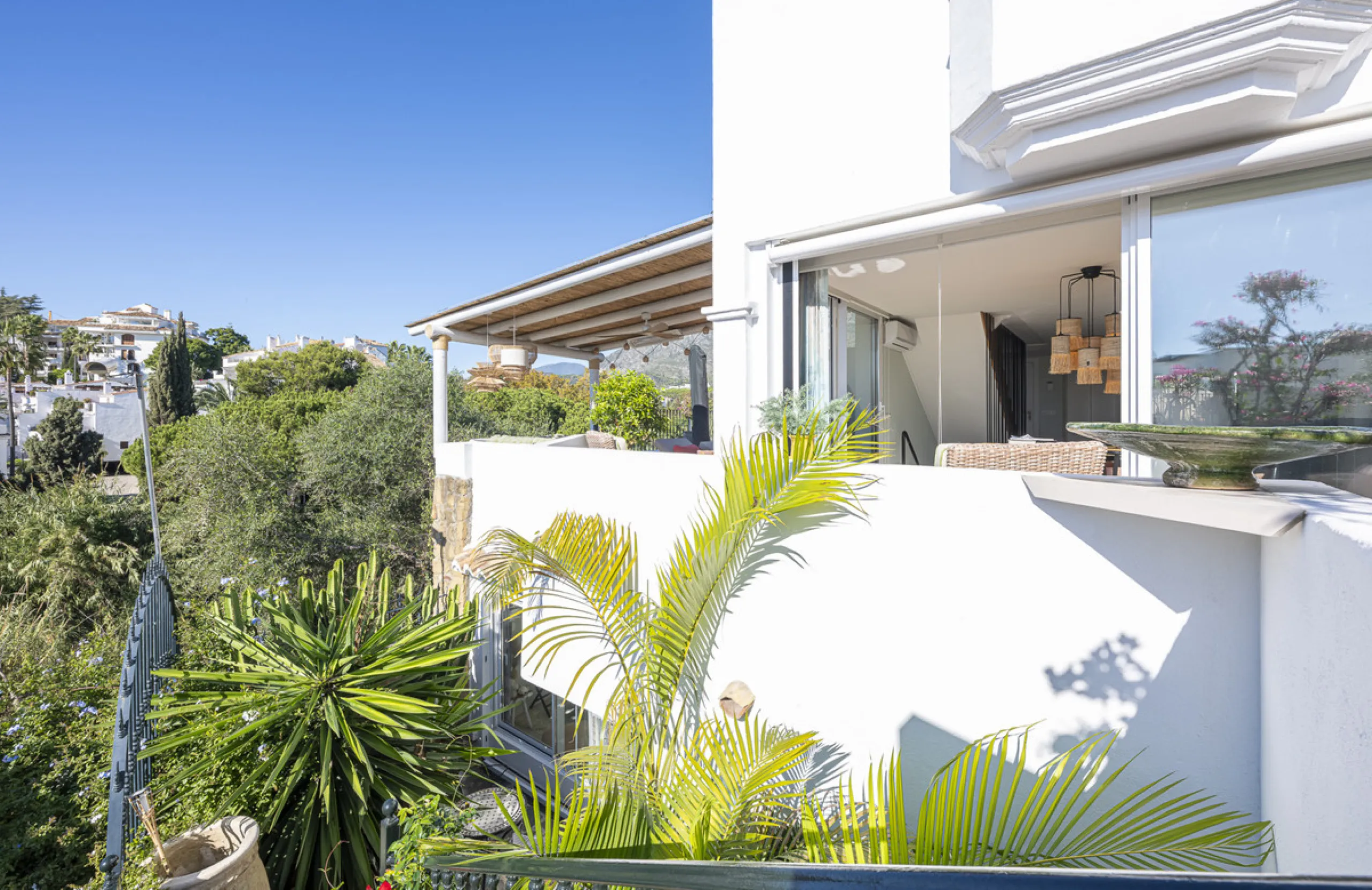 Situated in the sought-after urbanisation of Arco Iris in Altos de Puente Romano, this exceptional townhouse offers a rare opportunity to own one of the most spacious homes within the community. Set in the heart of Marbella's Golden Mile, just a short wal