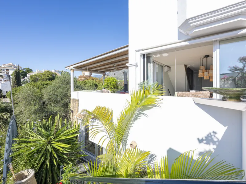 Situated in the sought-after urbanisation of Arco Iris in Altos de Puente Romano, this exceptional townhouse offers a rare opportunity to own one of the most spacious homes within the community. Set in the heart of Marbella's Golden Mile, just a short wal