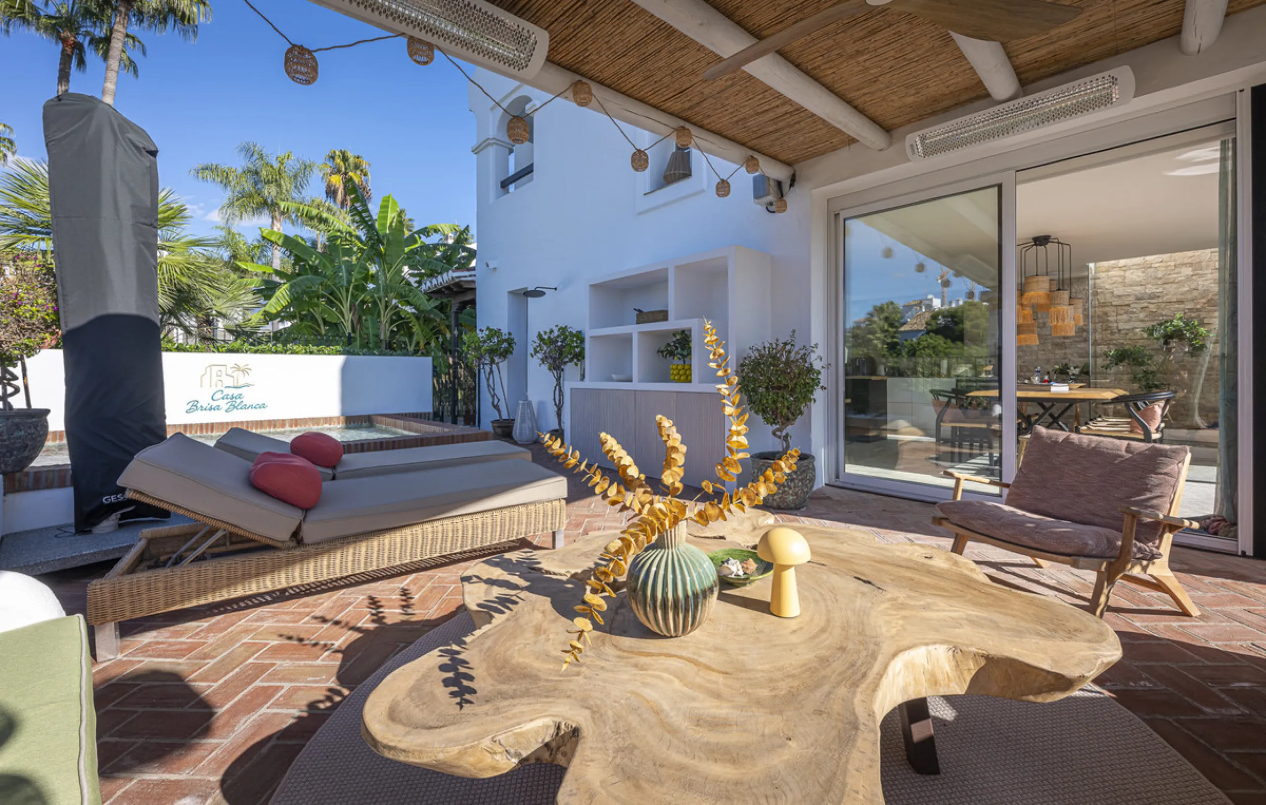 Situated in the sought-after urbanisation of Arco Iris in Altos de Puente Romano, this exceptional townhouse offers a rare opportunity to own one of the most spacious homes within the community. Set in the heart of Marbella's Golden Mile, just a short wal
