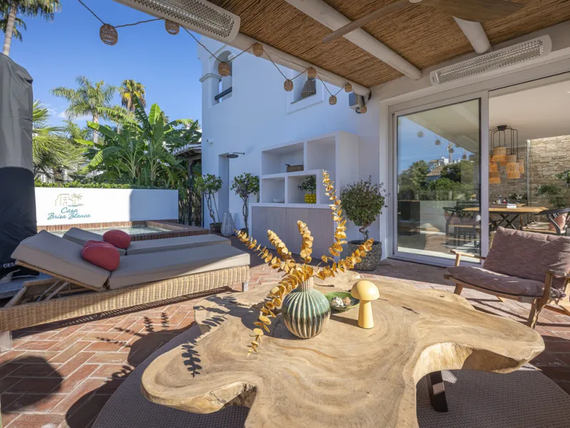 Situated in the sought-after urbanisation of Arco Iris in Altos de Puente Romano, this exceptional townhouse offers a rare opportunity to own one of the most spacious homes within the community. Set in the heart of Marbella's Golden Mile, just a short wal