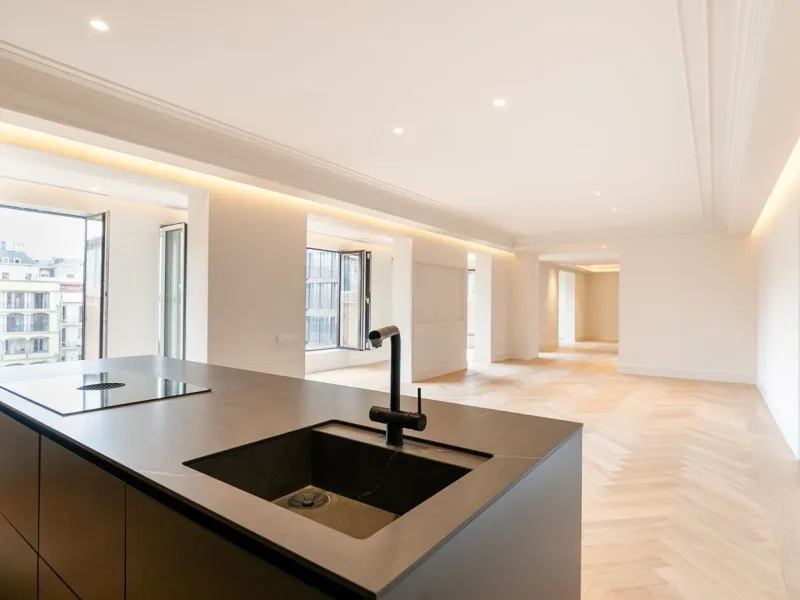 Exclusivo piso reformado con terraza en el corazón del Eixample, a pasos del Passeig de Gracia, Barcelona