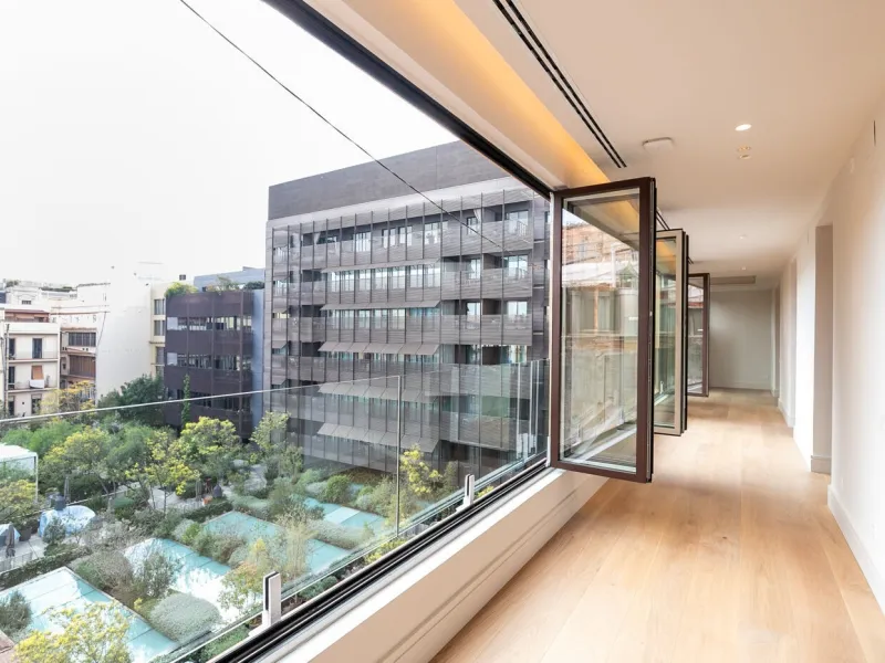 Exclusivo piso reformado con terraza en el corazón del Eixample, a pasos del Passeig de Gracia, Barcelona