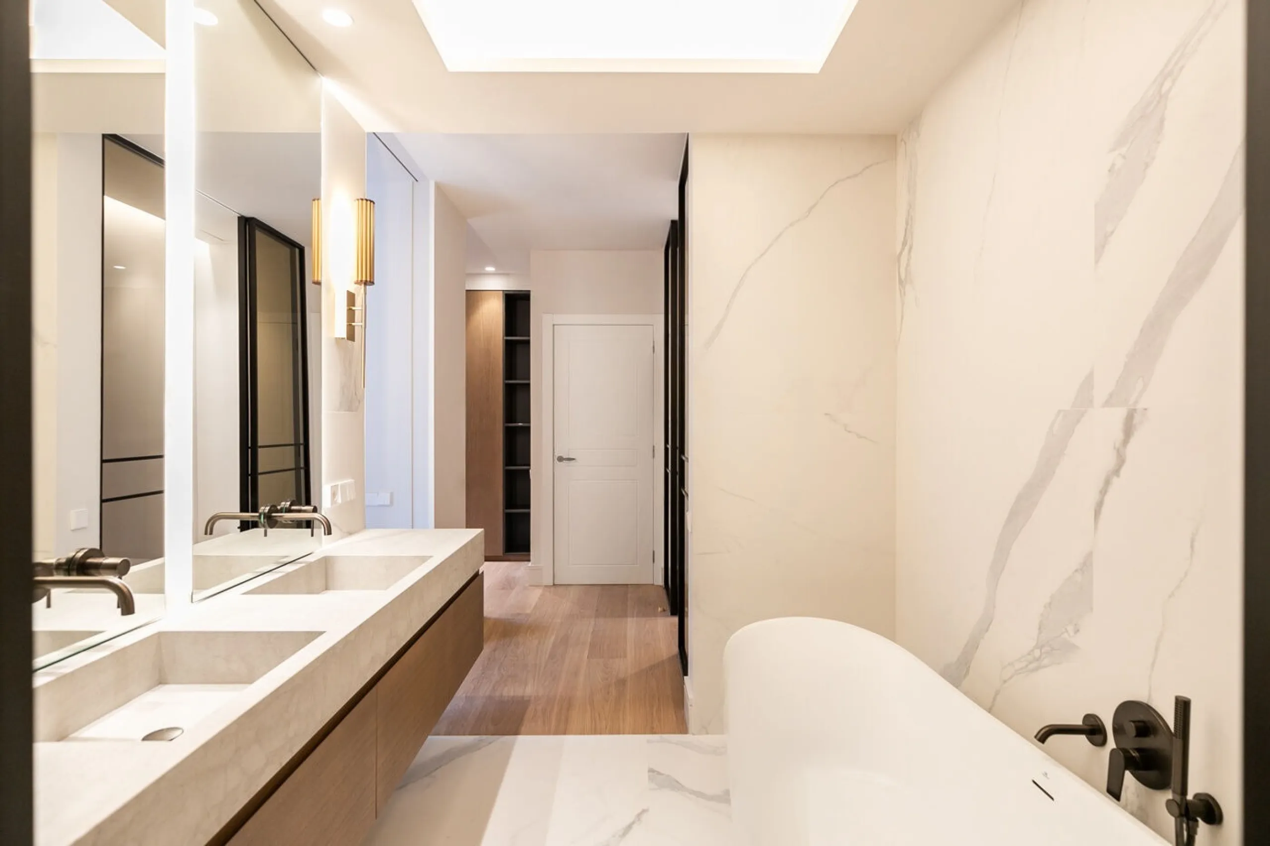 Exclusivo piso reformado con terraza en el corazón del Eixample, a pasos del Passeig de Gracia, Barcelona