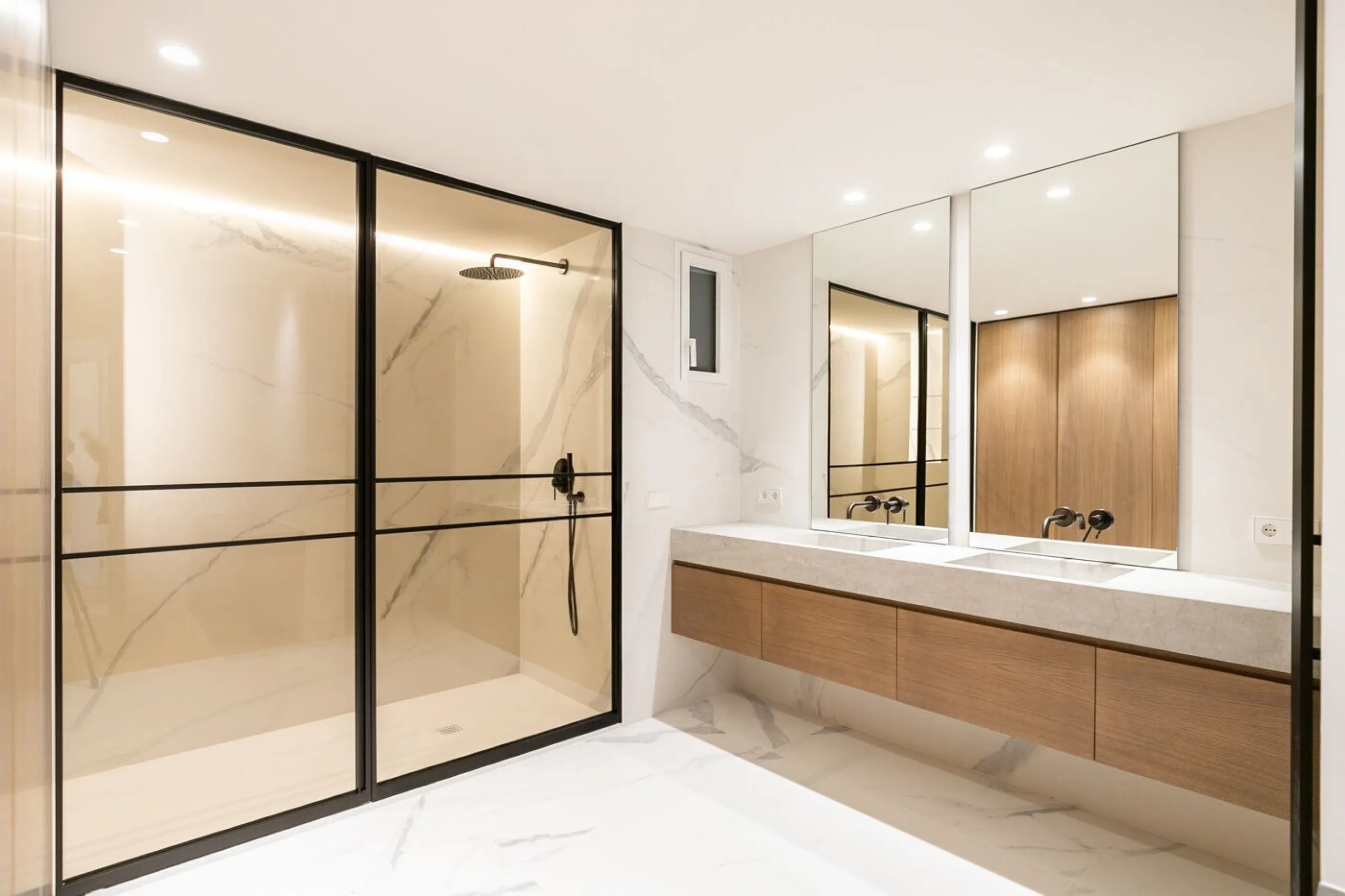 Exclusivo piso reformado con terraza en el corazón del Eixample, a pasos del Passeig de Gracia, Barcelona