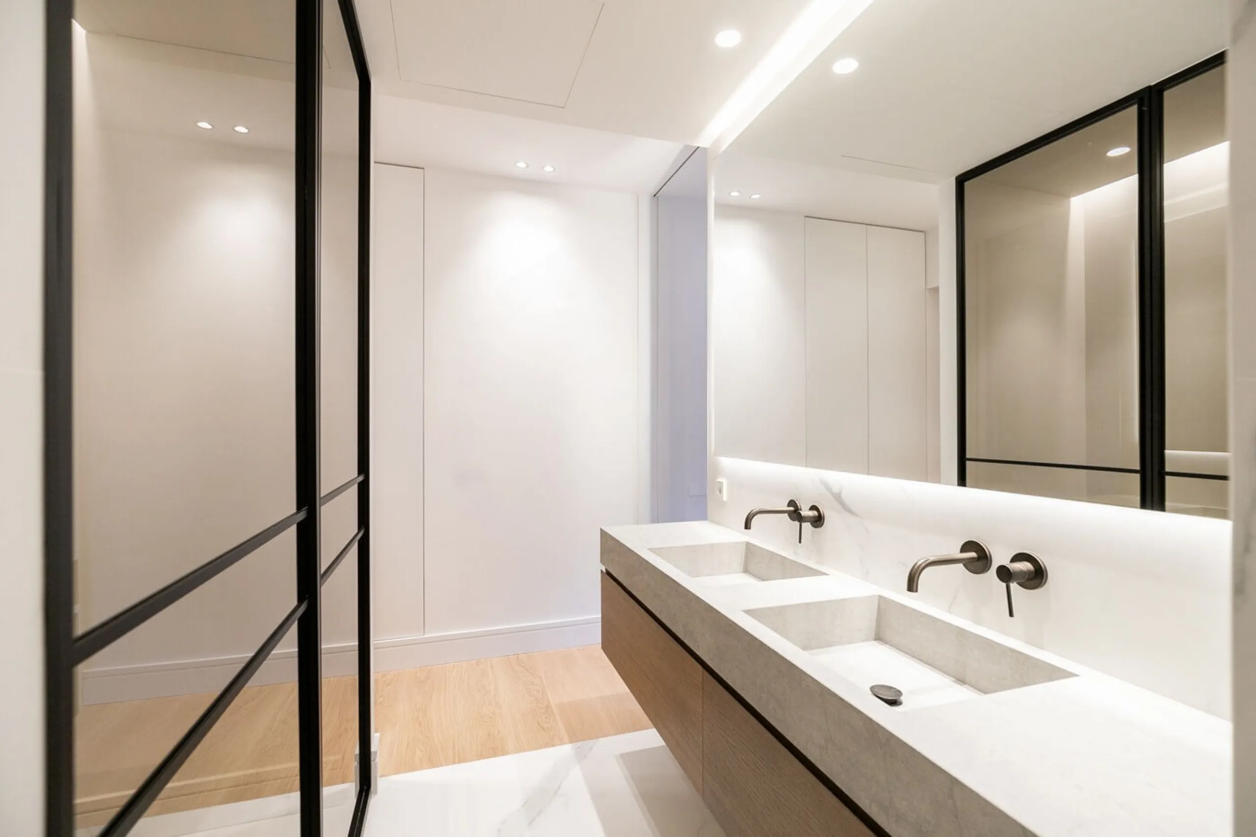 Exclusivo piso reformado con terraza en el corazón del Eixample, a pasos del Passeig de Gracia, Barcelona