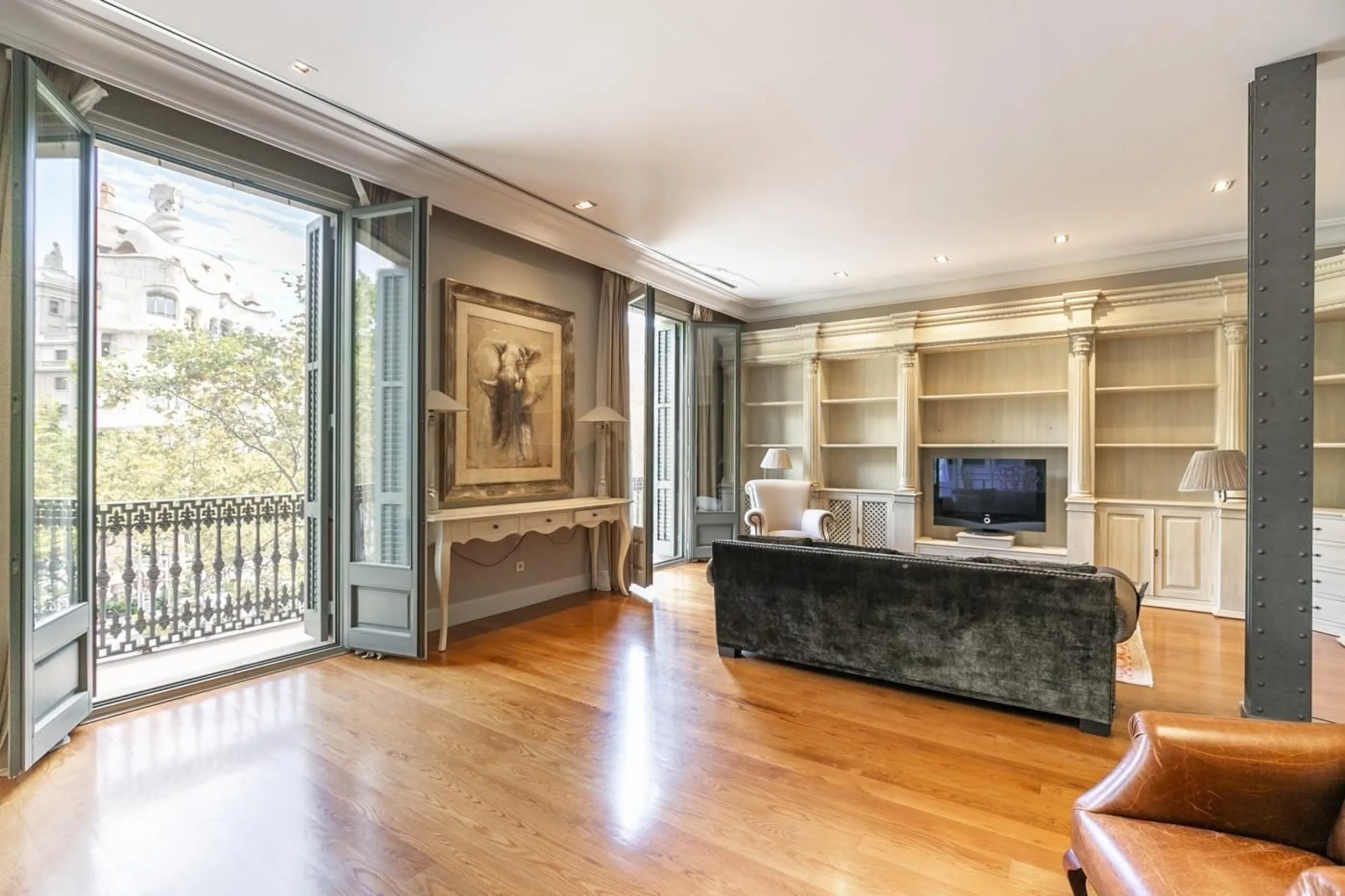 Elegant Apartment Overlooking Gaudí’s La Pedrera on Passeig de Gracia in Eixample, Barcelona