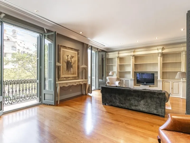 Elegant Apartment Overlooking Gaudí’s La Pedrera on Passeig de Gracia in Eixample, Barcelona