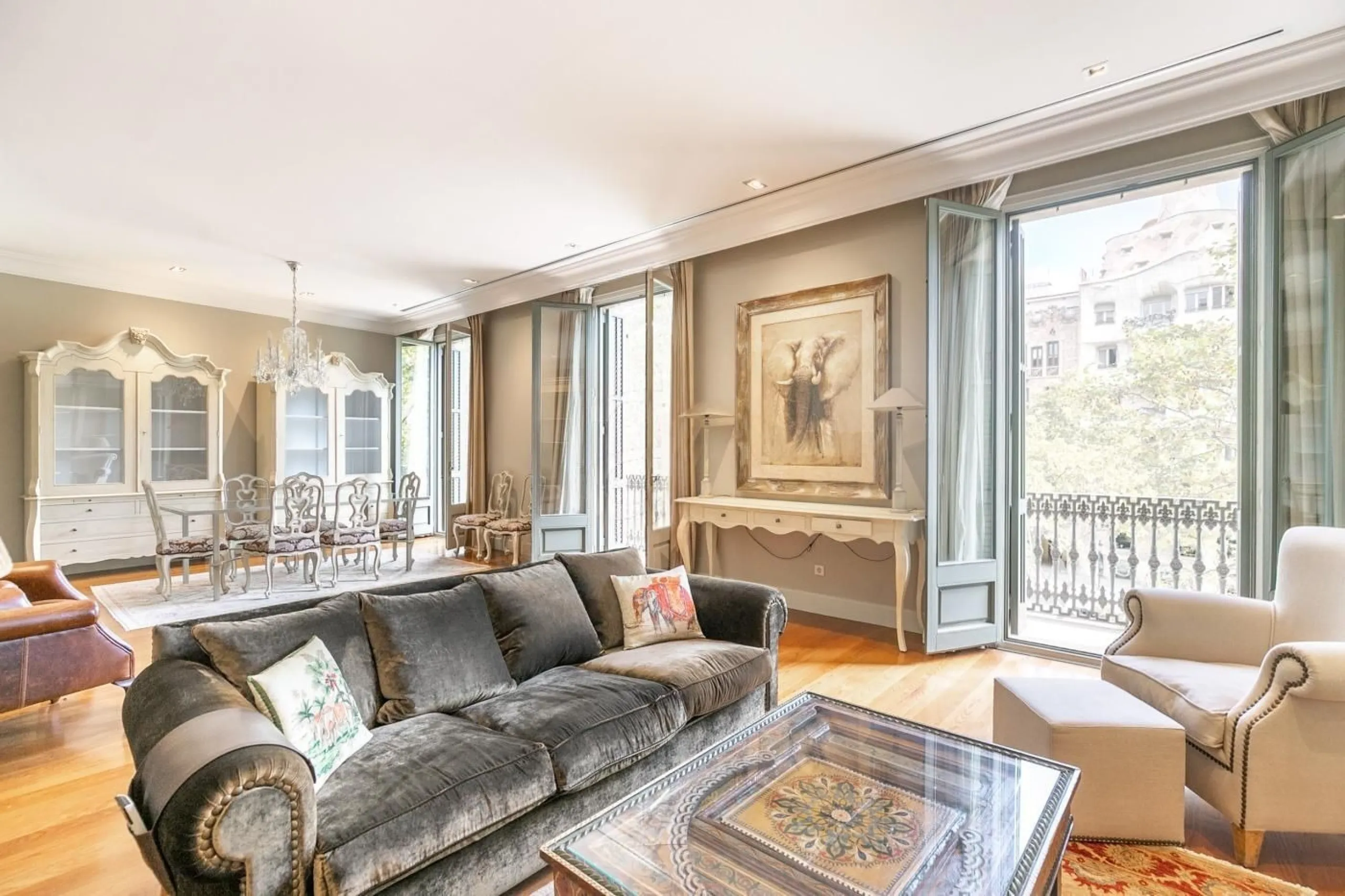 Elegant Apartment Overlooking Gaudí’s La Pedrera on Passeig de Gracia in Eixample, Barcelona
