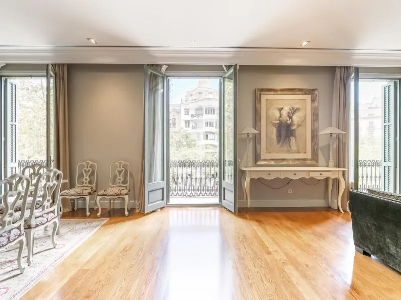 Elegant Apartment Overlooking Gaudí’s La Pedrera on Passeig de Gracia in Eixample, Barcelona