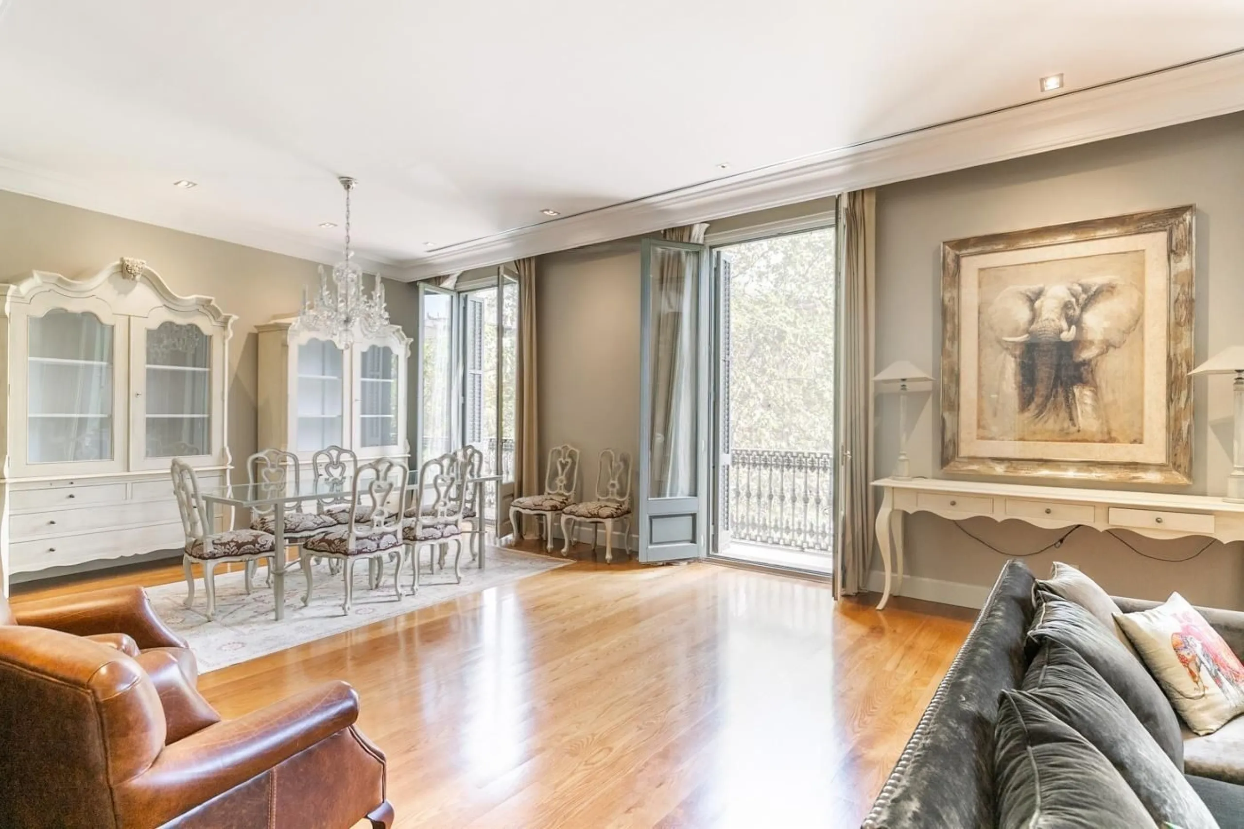 Elegant Apartment Overlooking Gaudí’s La Pedrera on Passeig de Gracia in Eixample, Barcelona