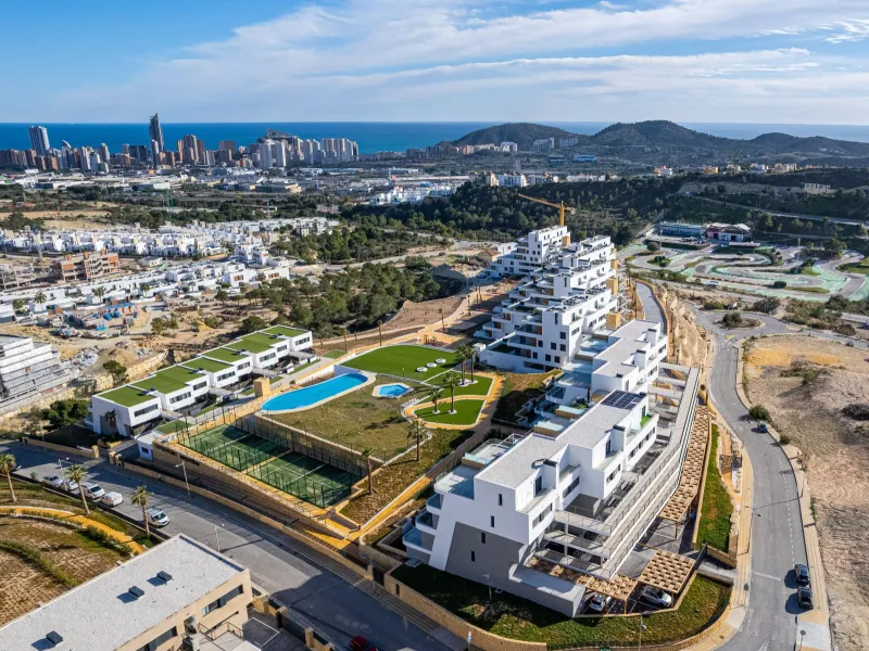 Dúplex en planta baja con jardín privado y vistas al mar en Finestrat, Alicante