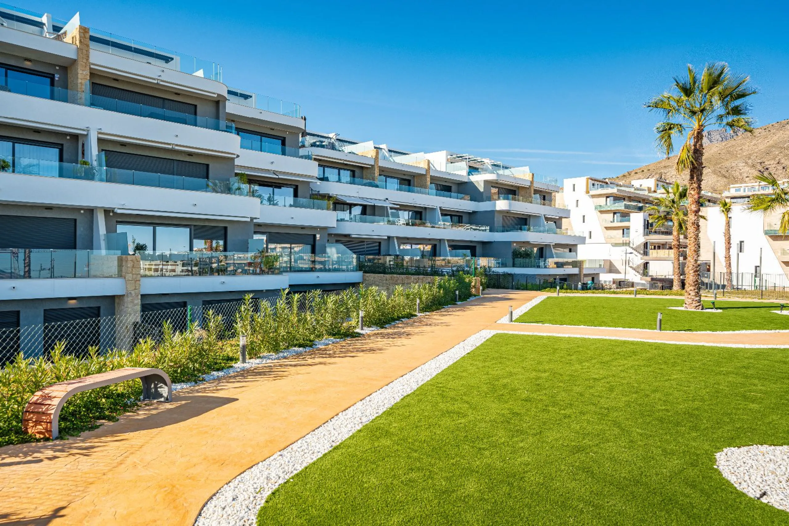 Дуплекс с собственным садом и видом на море в Finestrat, Alicante