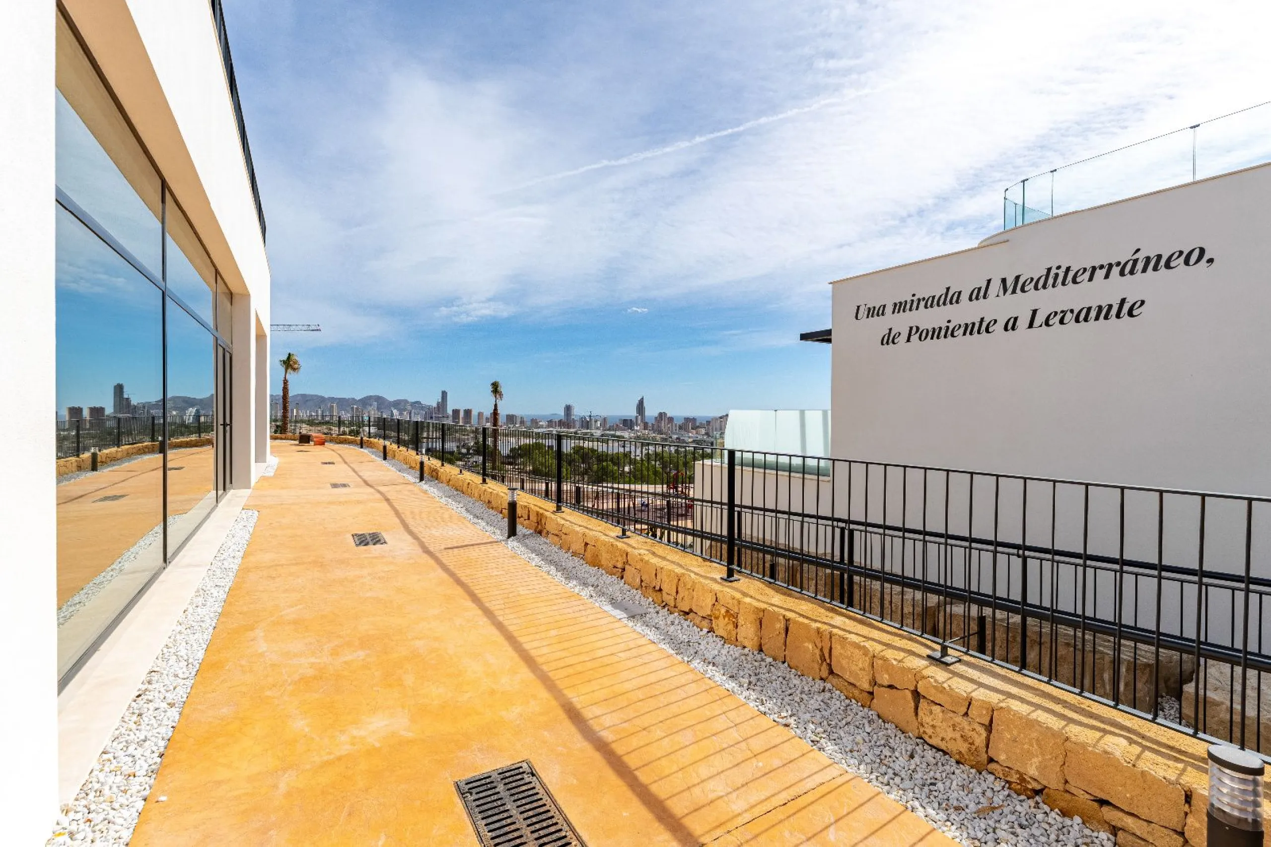 Дуплекс с собственным садом и видом на море в Finestrat, Alicante