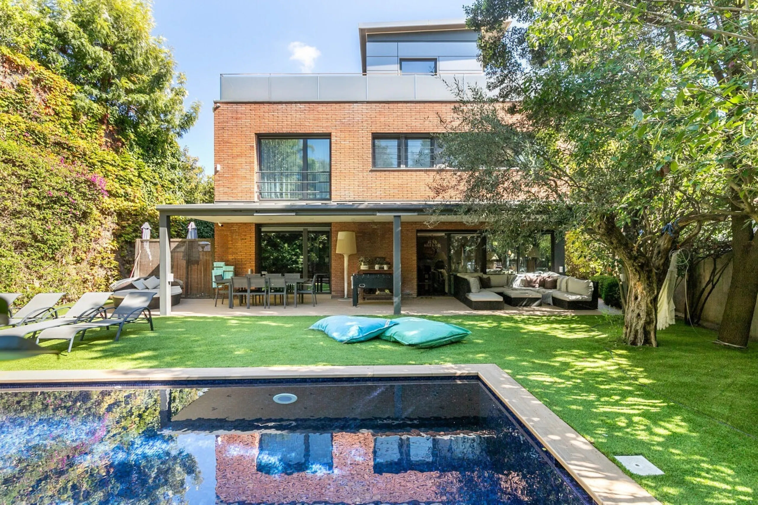 Luxury Family Home with Pool and Panoramic Views in Upper Sarria, Barcelona
