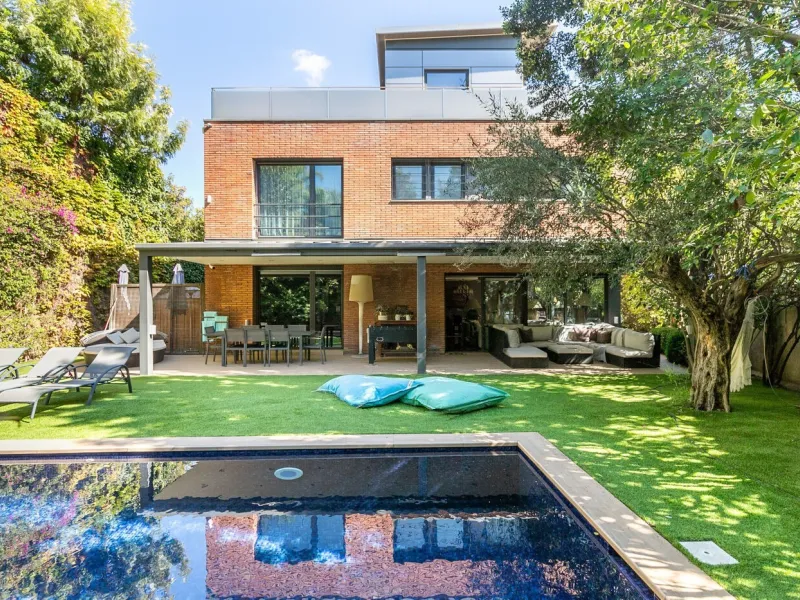 Luxury Family Home with Pool and Panoramic Views in Upper Sarria, Barcelona