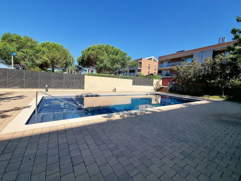 Bright Apartment with Large Terrace and Parking in Can Cabassa, Sant Cugat, Barcelona