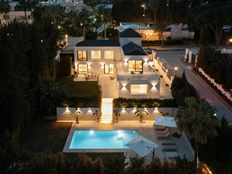 Introducing this fully renovated villa, ideally situated on a quiet cul-de-sac in the highly sought-after area of Las Brisas, just a short walk from Las Brisas Golf Club.