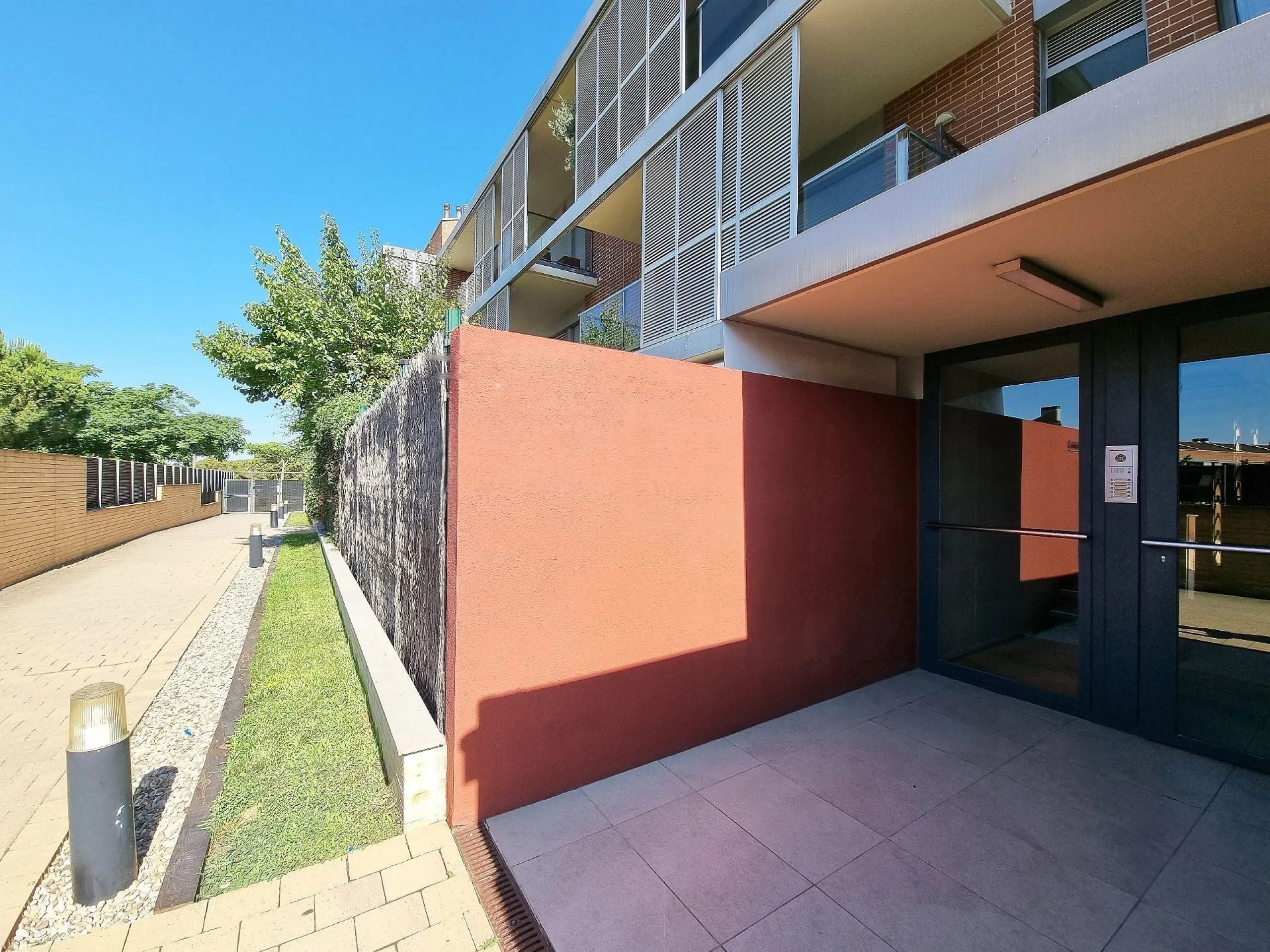 Bright Apartment with Large Terrace and Parking in Can Cabassa, Sant Cugat, Barcelona