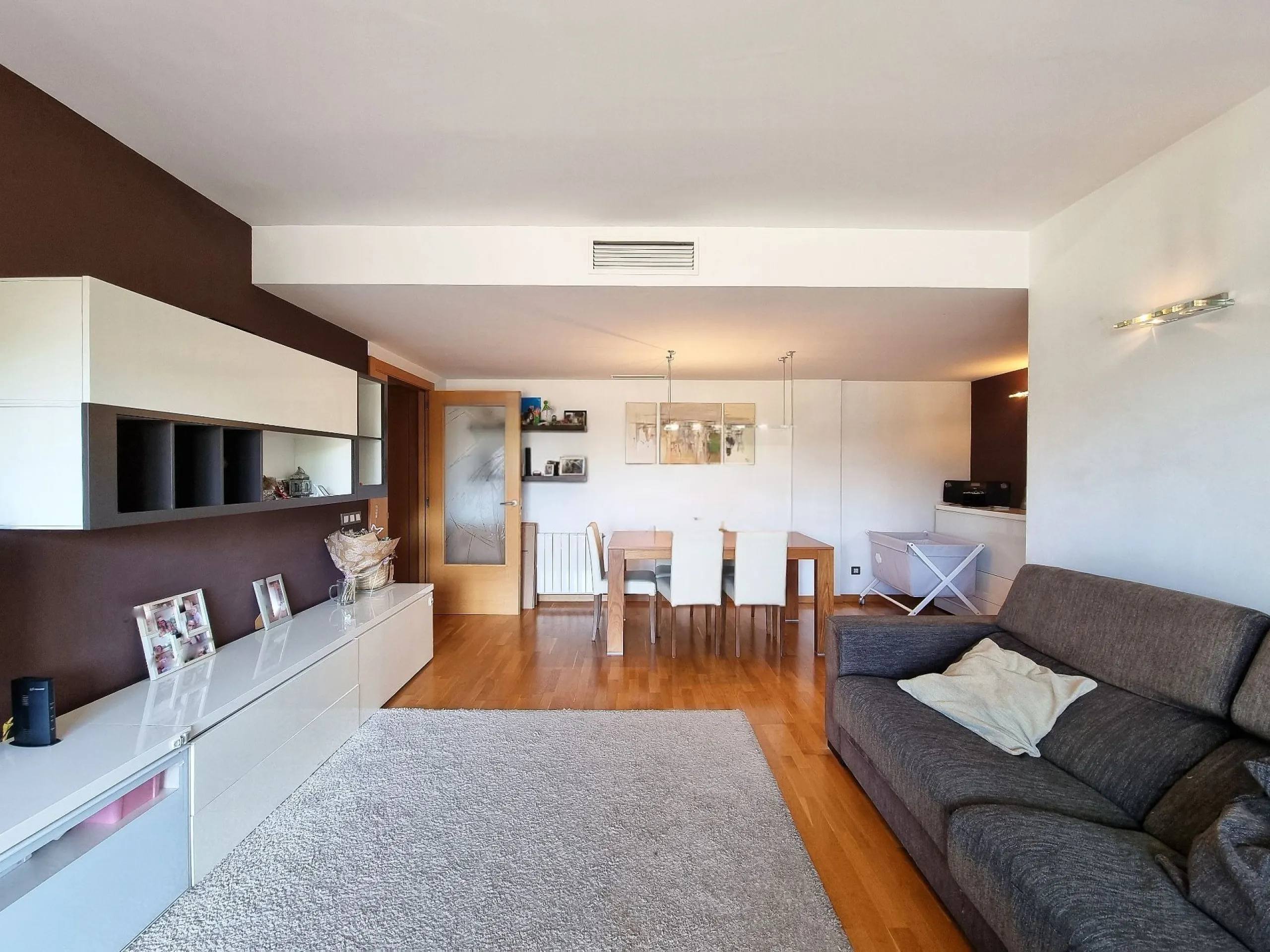 Bright Apartment with Large Terrace and Parking in Can Cabassa, Sant Cugat, Barcelona