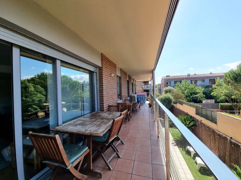 Bright Apartment with Large Terrace and Parking in Can Cabassa, Sant Cugat, Barcelona